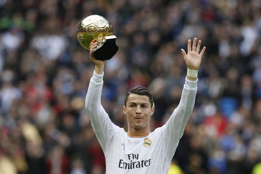 Cristiano Ronaldo mostra al Bernabeu il Pallone d&#39;oro recentemente vinto. Reuters